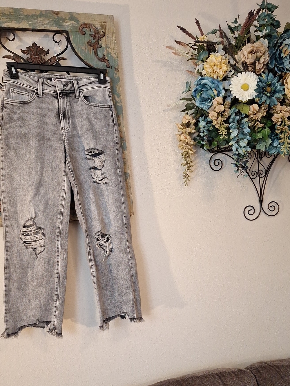 🔥🔥CLEARANCE🔥🔥 SO Gray Distressed Cropped Ankle Jeans. Size 5
